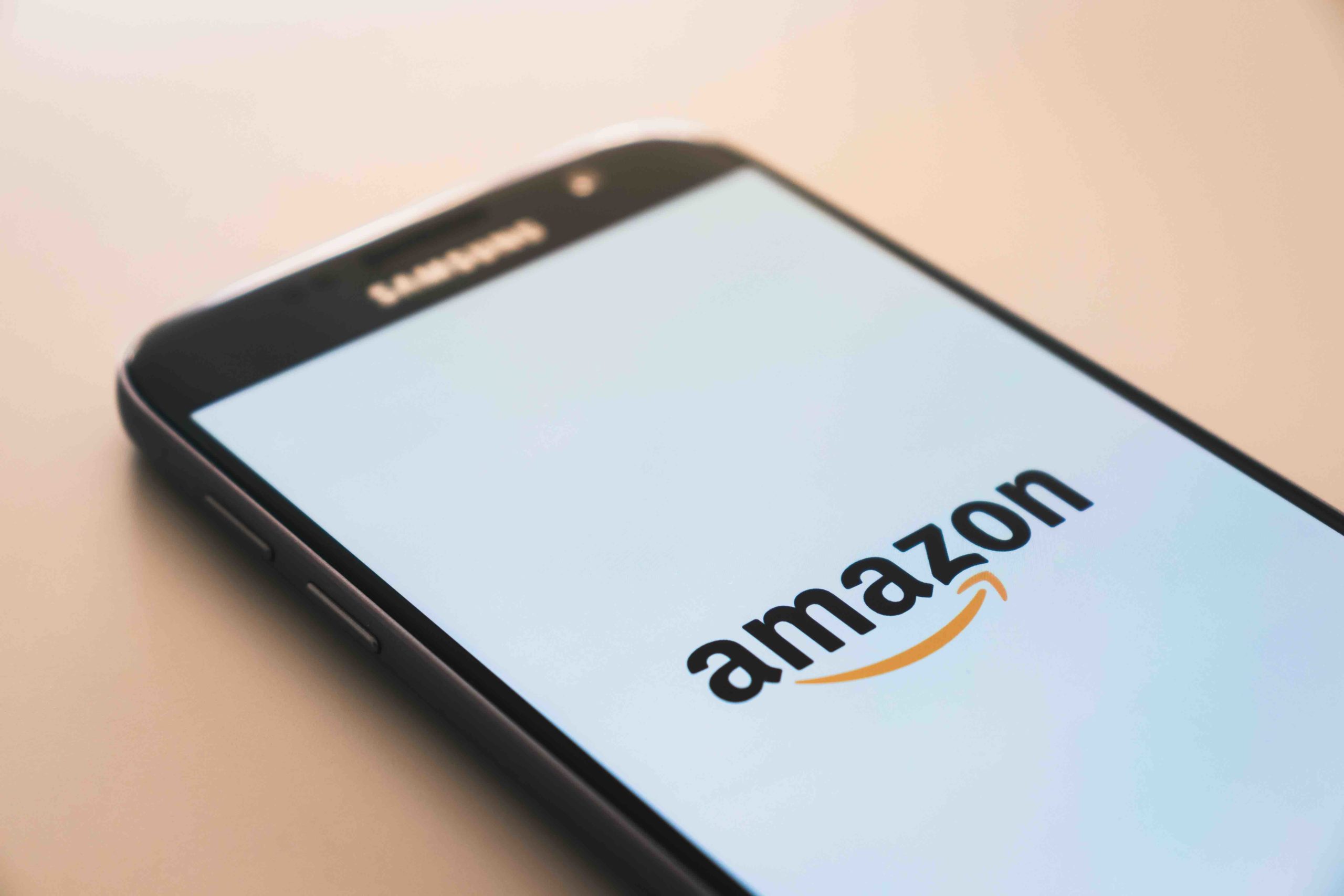 Photo d’un téléphone affichant le logo Amazon